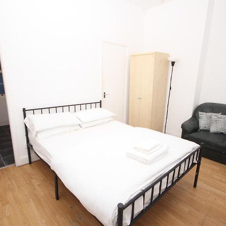 Barton Seaview, Self Catering Studio Apartments, Promenade & Central Beach Location, Families, Couples Or 23 Years Plus Only, Free Parking Blackpool Exteriör bild