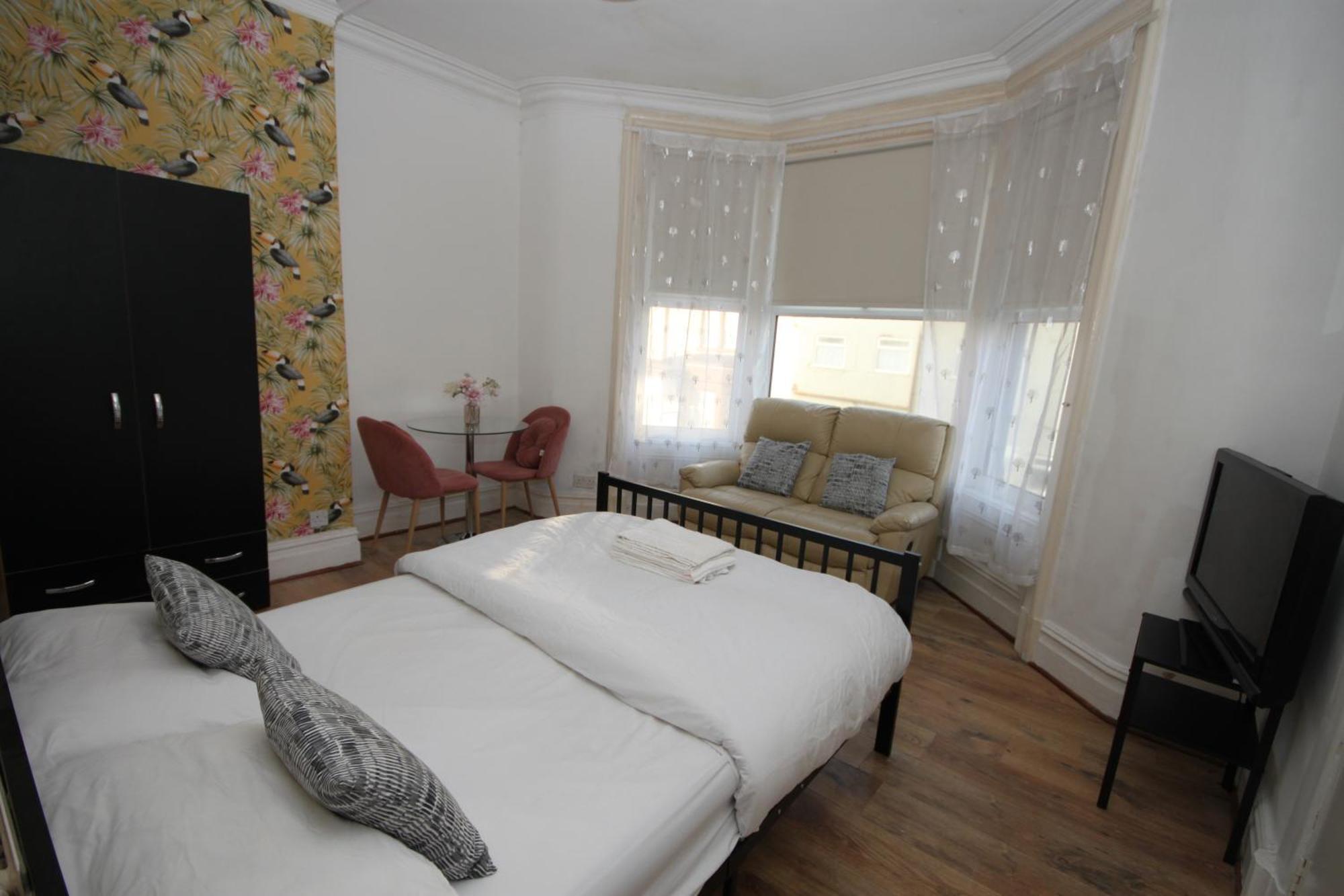Barton Seaview, Self Catering Studio Apartments, Promenade & Central Beach Location, Families, Couples Or 23 Years Plus Only, Free Parking Blackpool Exteriör bild