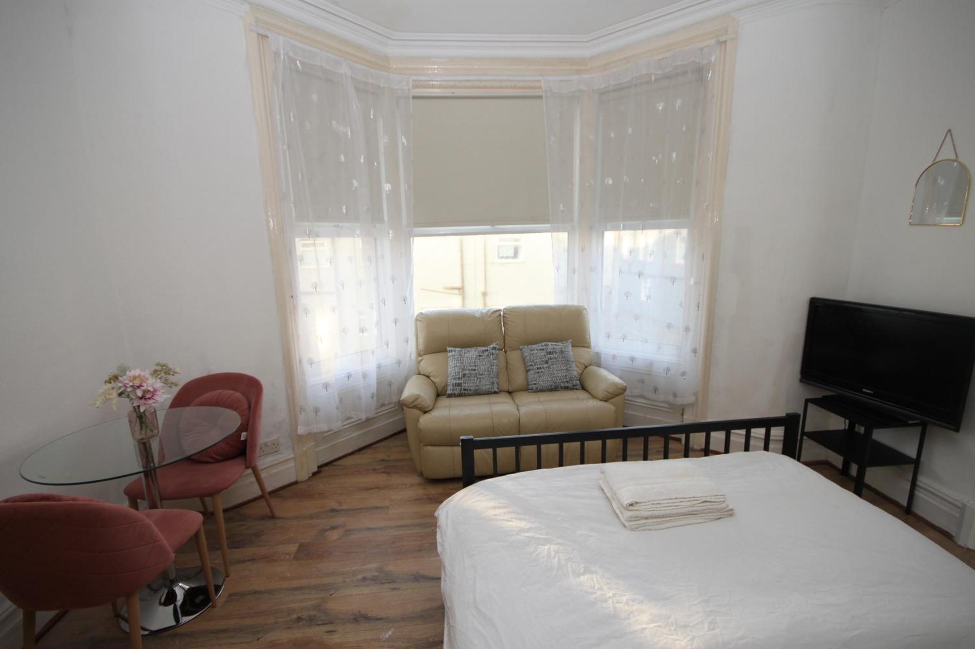 Barton Seaview, Self Catering Studio Apartments, Promenade & Central Beach Location, Families, Couples Or 23 Years Plus Only, Free Parking Blackpool Exteriör bild