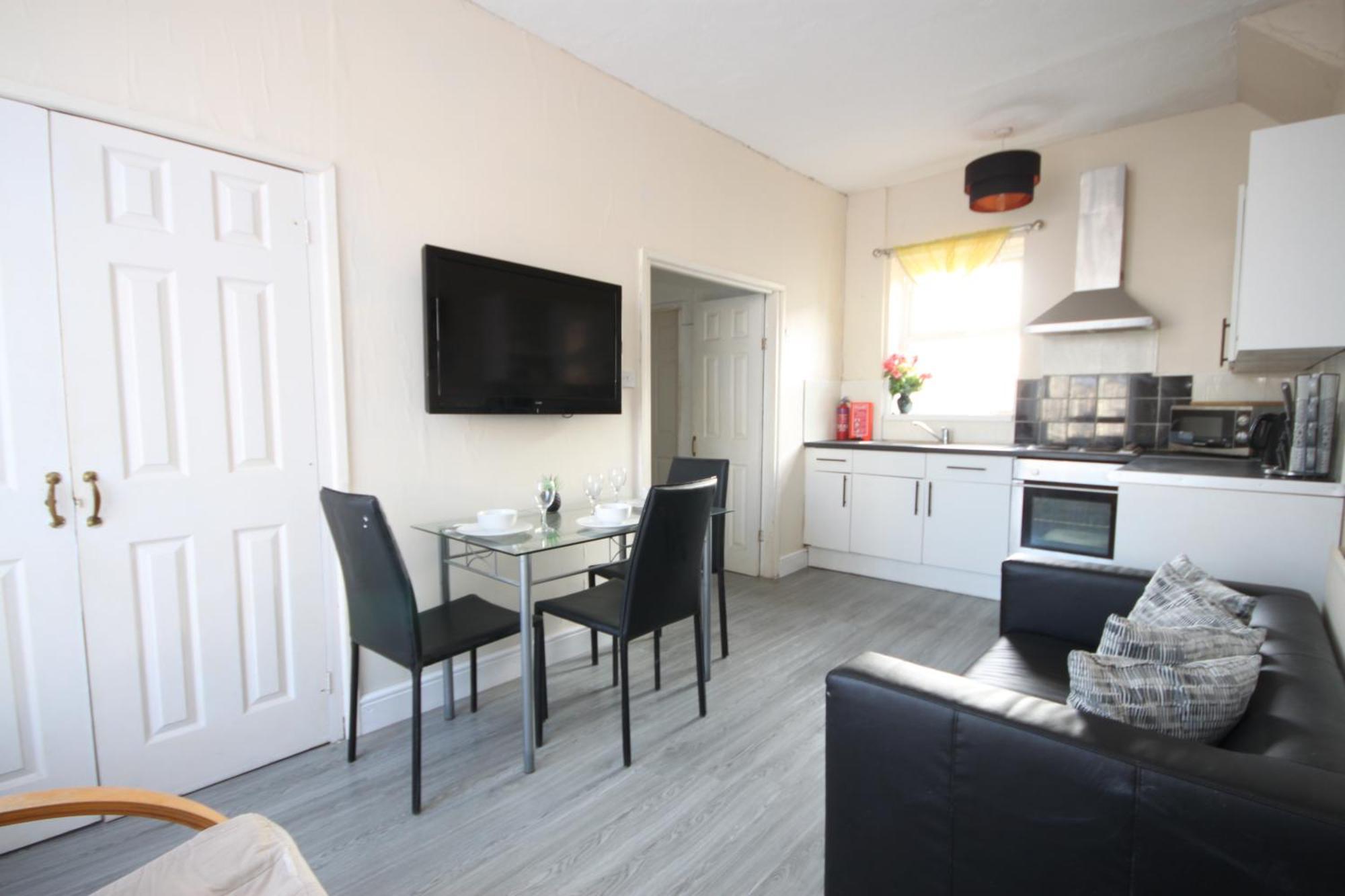 Barton Seaview, Self Catering Studio Apartments, Promenade & Central Beach Location, Families, Couples Or 23 Years Plus Only, Free Parking Blackpool Exteriör bild