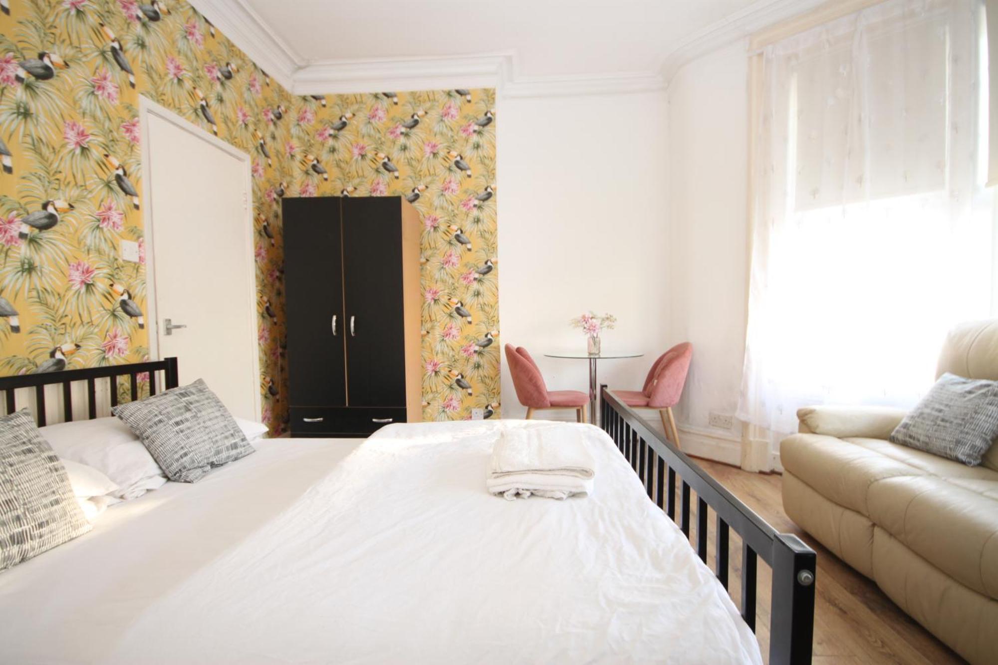 Barton Seaview, Self Catering Studio Apartments, Promenade & Central Beach Location, Families, Couples Or 23 Years Plus Only, Free Parking Blackpool Exteriör bild